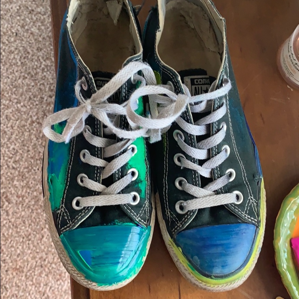 👟👟👟👟👟Women’s size 8 green blue paint converse